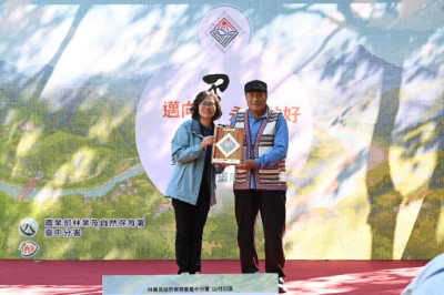 雪山坑部落Pihaw Payan(陳榮爵)頭目投入傳統文化傳承獲頒「根生文化」面向標章